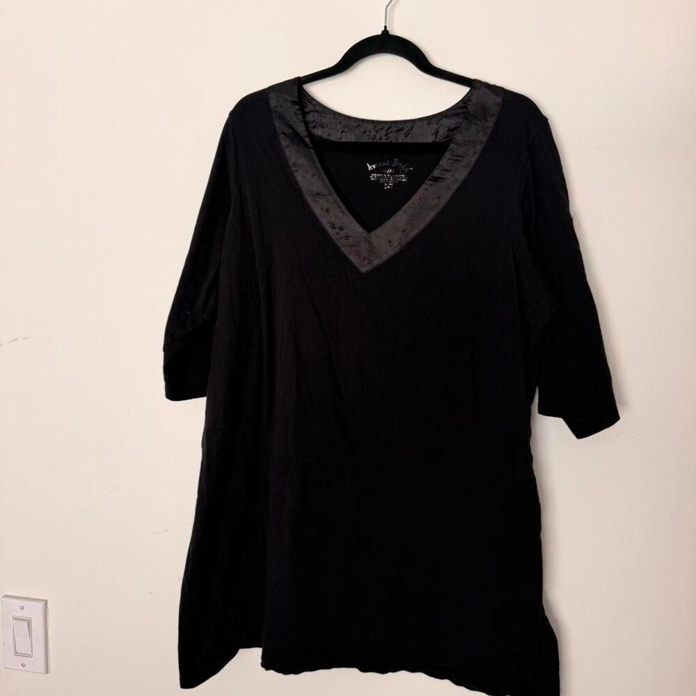 CLASSY Avenue Body black satin trim v-neck tunic top, Size 18/20 🖤